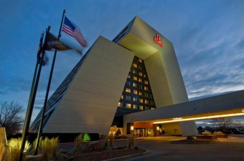 hotels near denver airport with shuttle